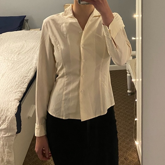 Super chic vintage Ann Taylor 100% silk top. - Picture 2 of 4